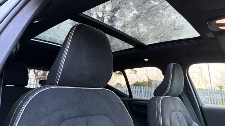 Volvo XC40 2.0 B4P Ultimate Dark 5dr Auto Petrol Estate